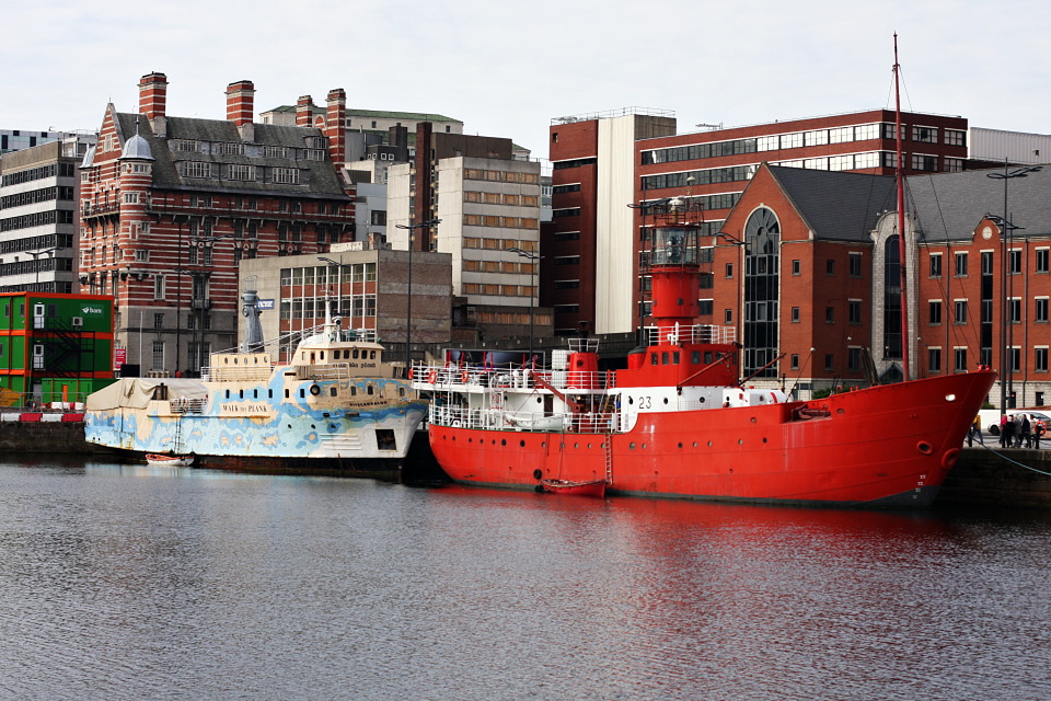img_2716_liverpool_two_very_different_boats