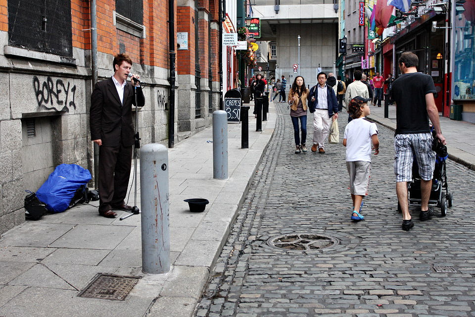 img_6822_dublin_street_musician_with_suit