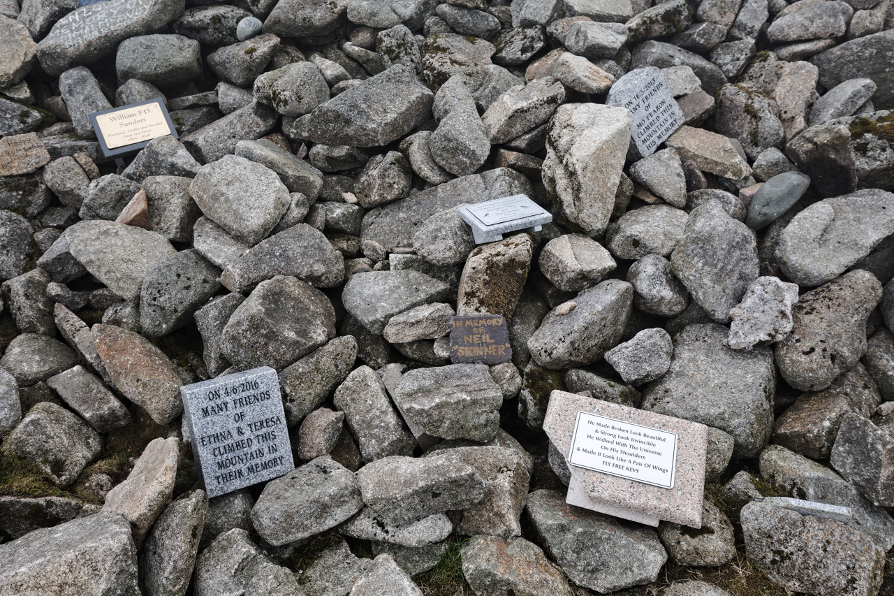 img_5678_slieve_donard_memorial_stones_at_summit.jpg 