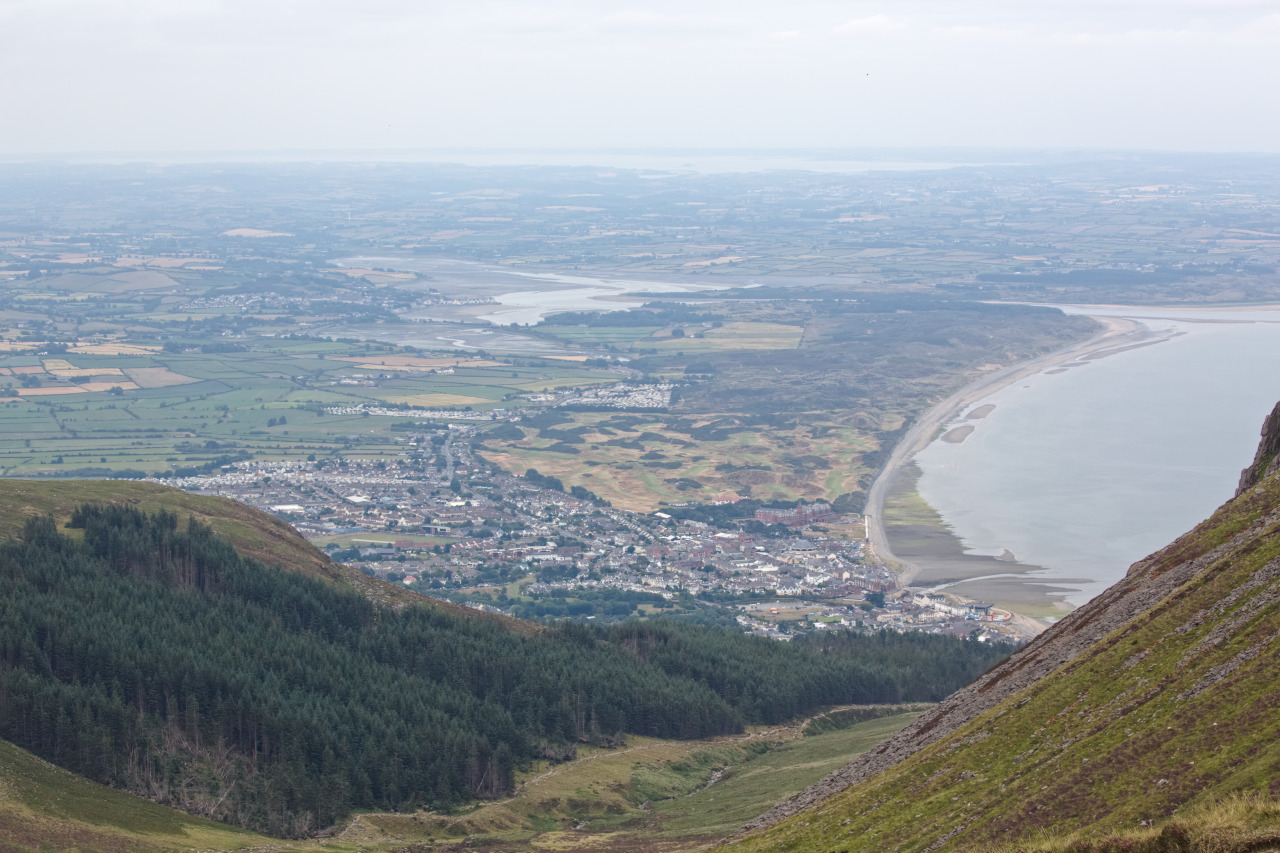 img_5857_mourne_mountains_view_over_newcastle.jpg 