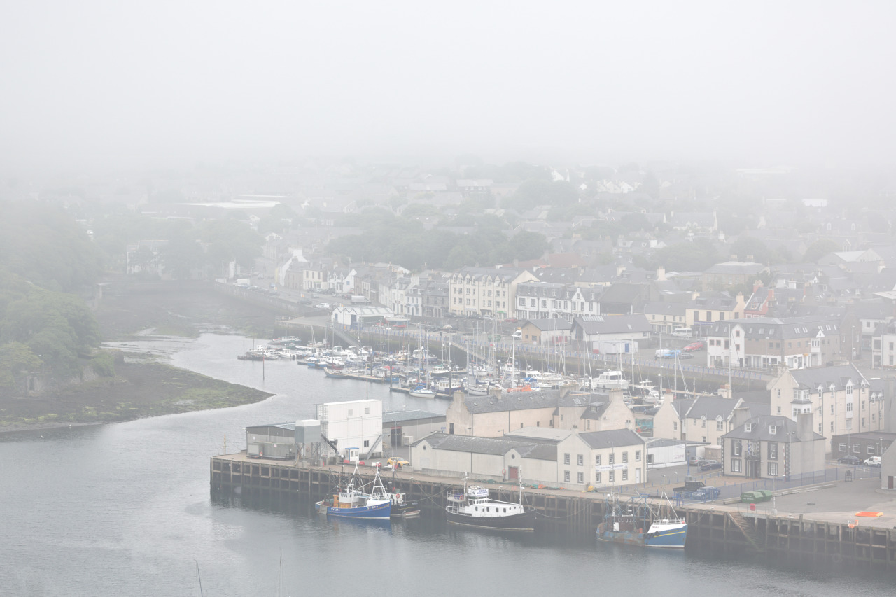 img_8255_stornoway_in_mist_as_seen_from_hill.jpg 