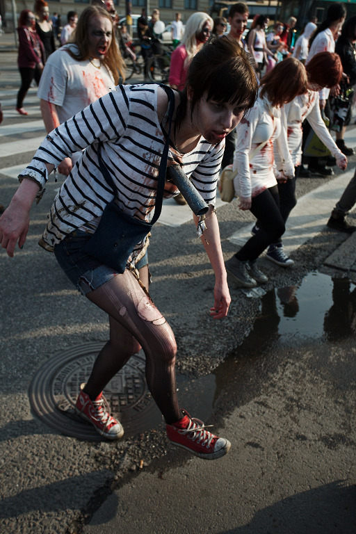 img_4554_zombiewalk_helsinki_2013_row_of_girl_zombies